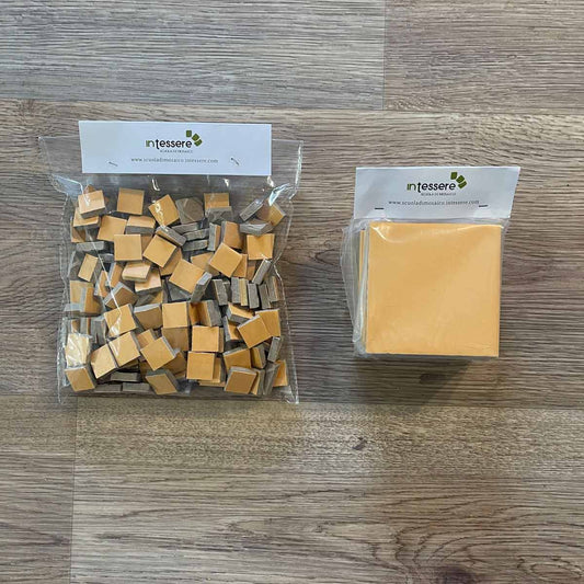 sacchetti di tessere per mosaico in ceramica color mandarino già tagliate e lastre ceramica da tagliare con tenaglie per mosaico