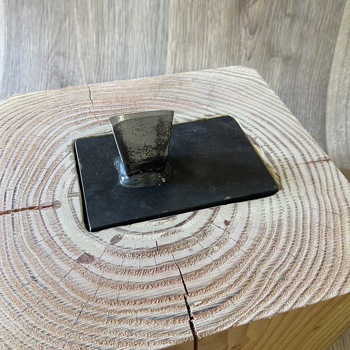 Wooden log with a 30x30 cm interlocking base