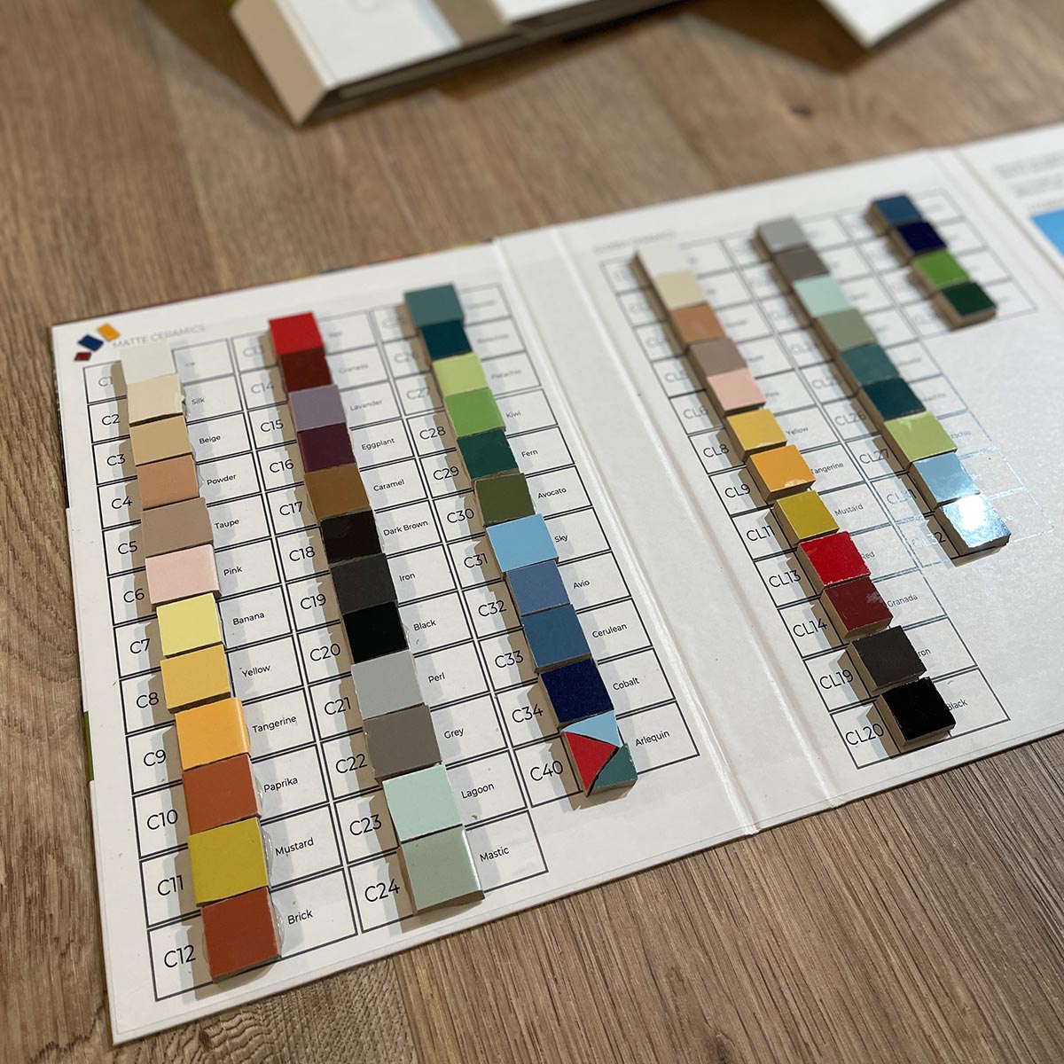 Échantillonnage de tesselles en céramique