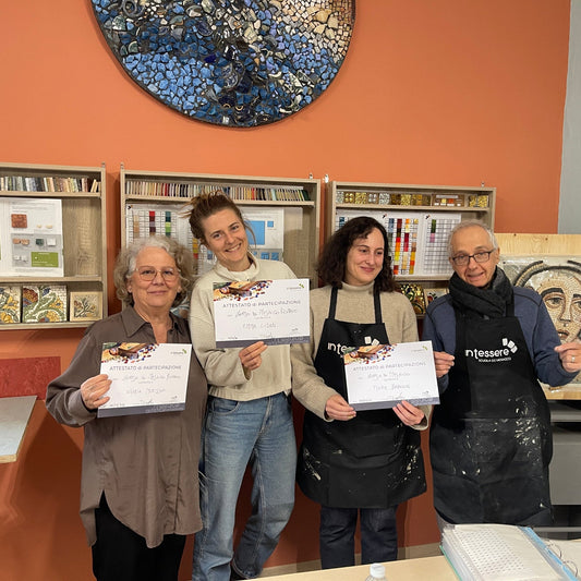 Stdents recivend their certificate of participation to a mosaic course at In Tessere