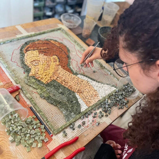 Studentessa realizza un ritratto in mosaico moderno ispirandosi ad un'¡opera di Modigliani.