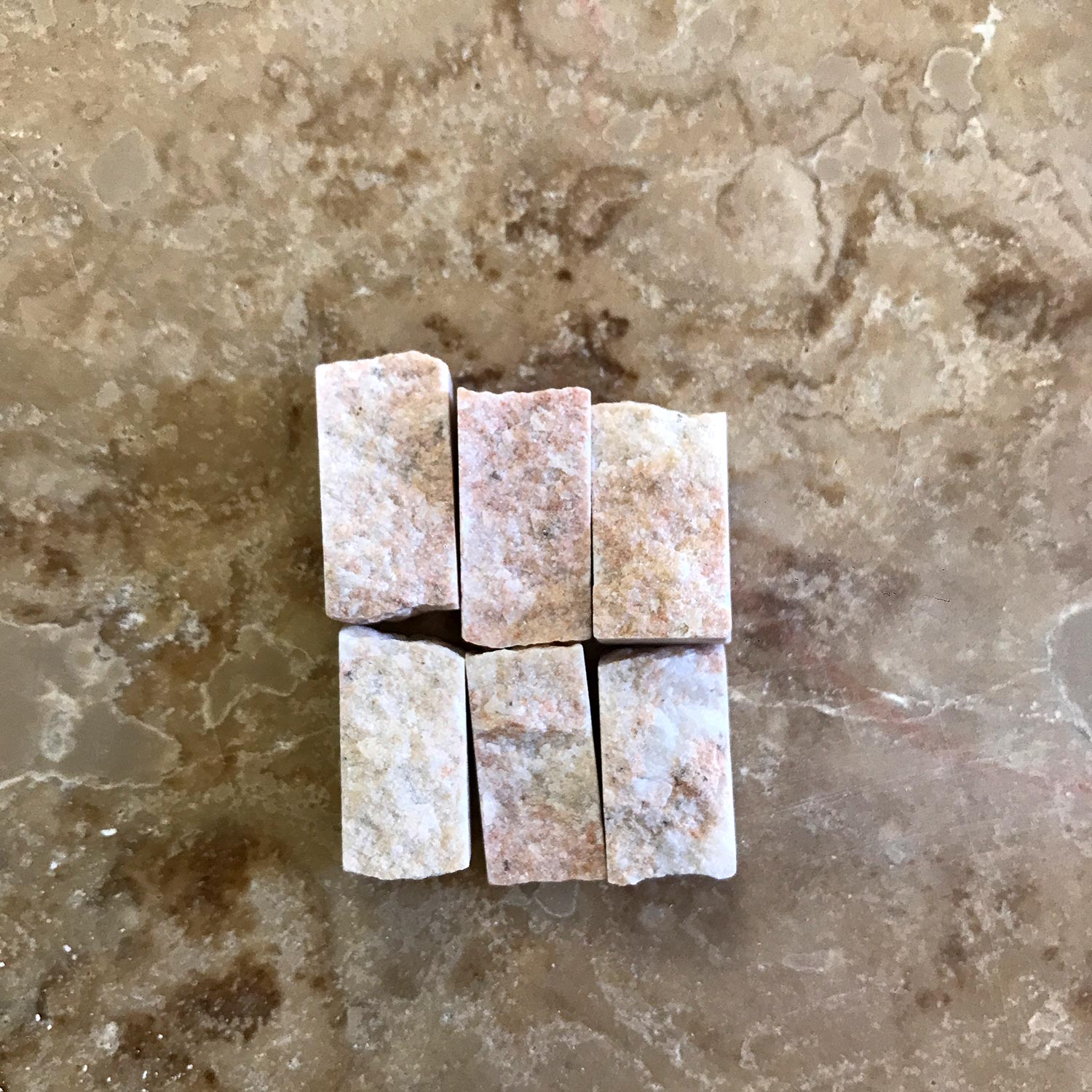 tessere di marmo Rosa del Garda già tagliate con taglio a mano e artistico