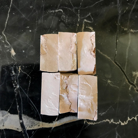 tasselli di marmo color rosa perlino