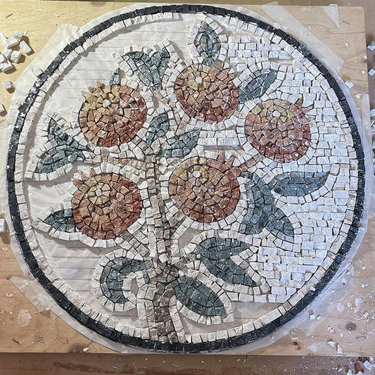 mosaico rotondo colorato in marmo rosone con melograno