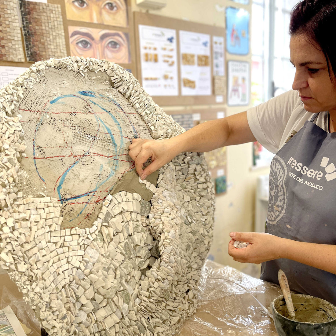 L’artista mosaicista Tiziana Mondini partecipa alla IX Biennale di Ravenna con la mostra “Pixel Mosaici – Pangea”, dal 19 ottobre al 30 novembre 2025.