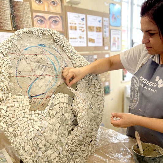 L’artista mosaicista Tiziana Mondini partecipa alla IX Biennale di Ravenna con la mostra “Pixel Mosaici – Pangea”, dal 19 ottobre al 30 novembre 2025.