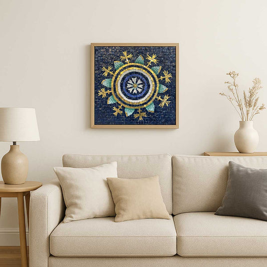 Mosaico in vetro e oro Stella di Ravenna realizzato e incorniciato e appeso al muro di un salotto moderno