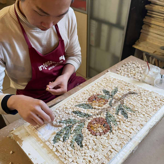 Studnete di Hong Kong che studia la tecnica del mosaico romano con marmo nella scuola di mosaico In Tessere in Umbria, Italia