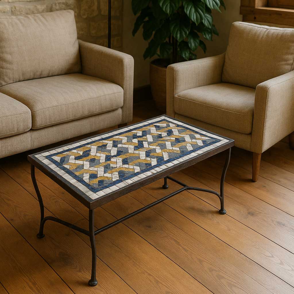 Piano del tavolo in mosaico montato su base in ferro e ambientato in una zona living