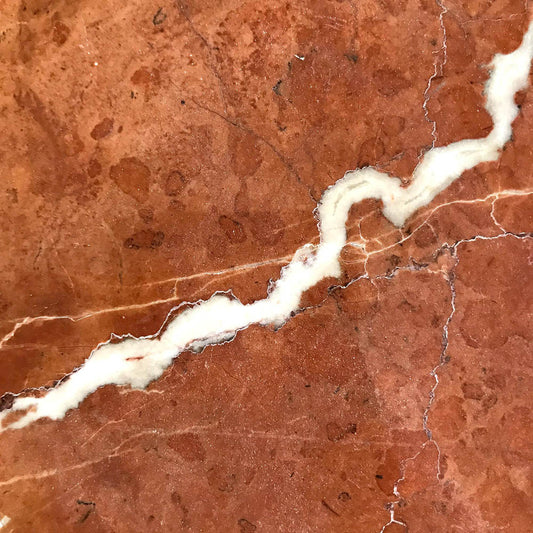lastra di marmo rosso Alicnte con striatura nel mezzo di marmo bianco