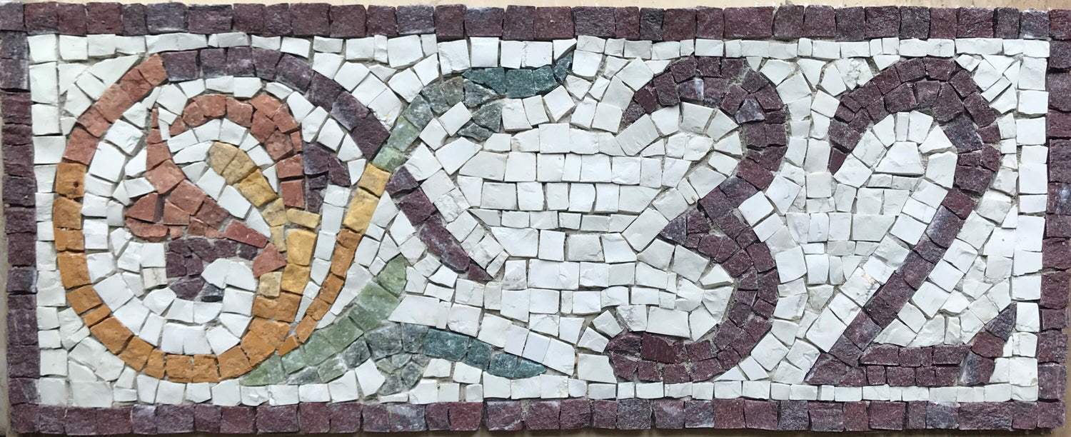 Numero civico creato a mosaico per casa. Il numero è 32 e la decorazione ricorda un fiore