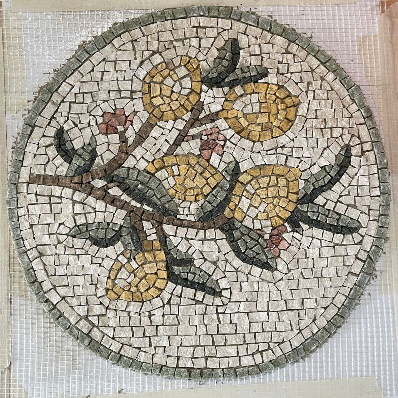 Rosone con limoni realizzato con tessere in marmo per mosaico