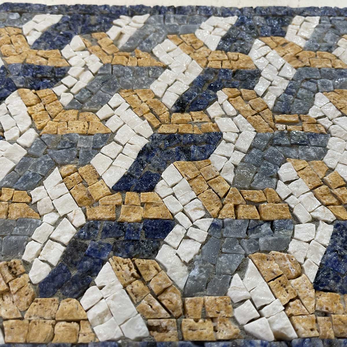 Dettaglio del mosaico per piano tavolo tetris in marmo tagliato a mano