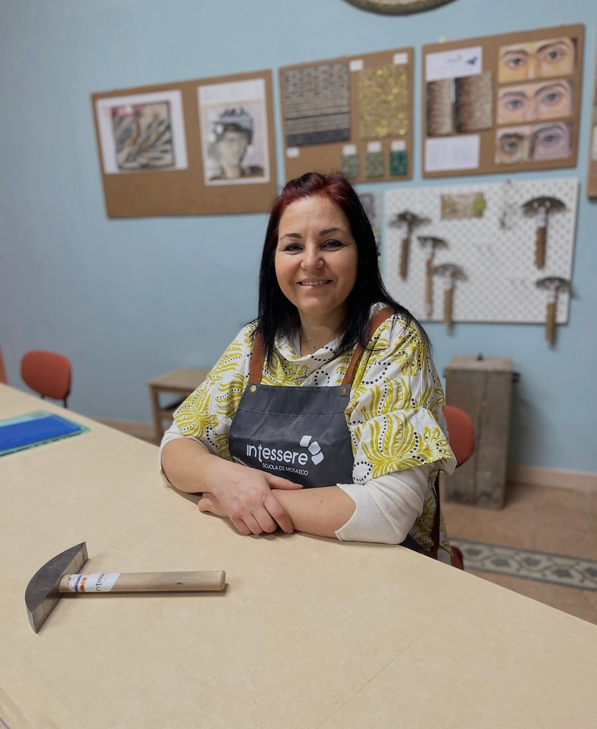 Carica il video: Tiziana Mondini, mosaic artist and founder of the In Tessere Mosaic School