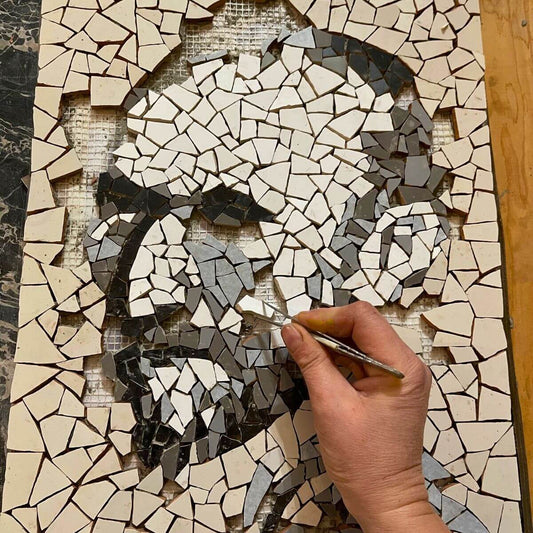 Mosaico raffigurate il ritratto di Van Gogh con tessere in ceramica bianche e nere e grigie.