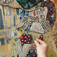 Studenti al lavoro su una grande composizione policroma in ceramica Trencadís. Mosaico che rappresenta il bacio di Klimt