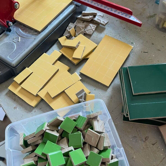 Tessere in ceramica colorata tagliate a mano pronte per la composizione nel corso di mosaico ceramico Trencadís.