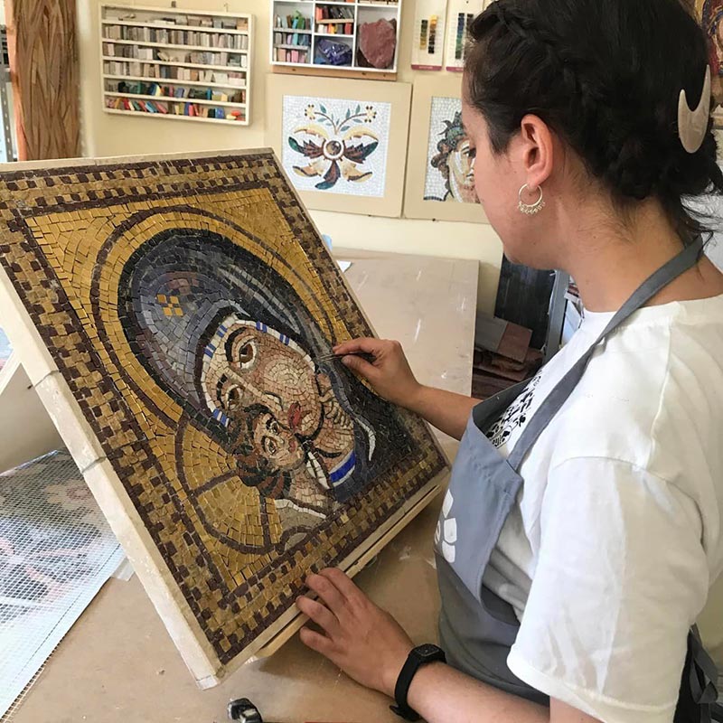 studentessa spagnola durante il corso di mosaico bizantino nella Scuola di mosaico In Tessere 