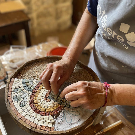 mani che compongono un mosaico con un kit mosaico fai de te per adulti