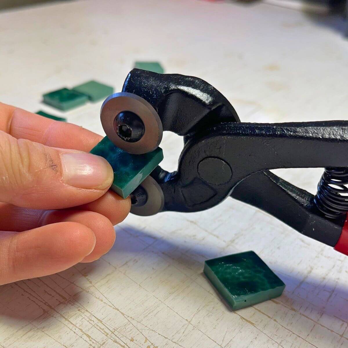 Pinza per vetro o tagliavetro utilizzato per modellare le tessere di mosaico in vetro durante il corso di mosaico industriale.