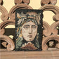 Mosaico realizzato e appoggiato ad una ringhiera di un terrazzo con il ritratto del fauno