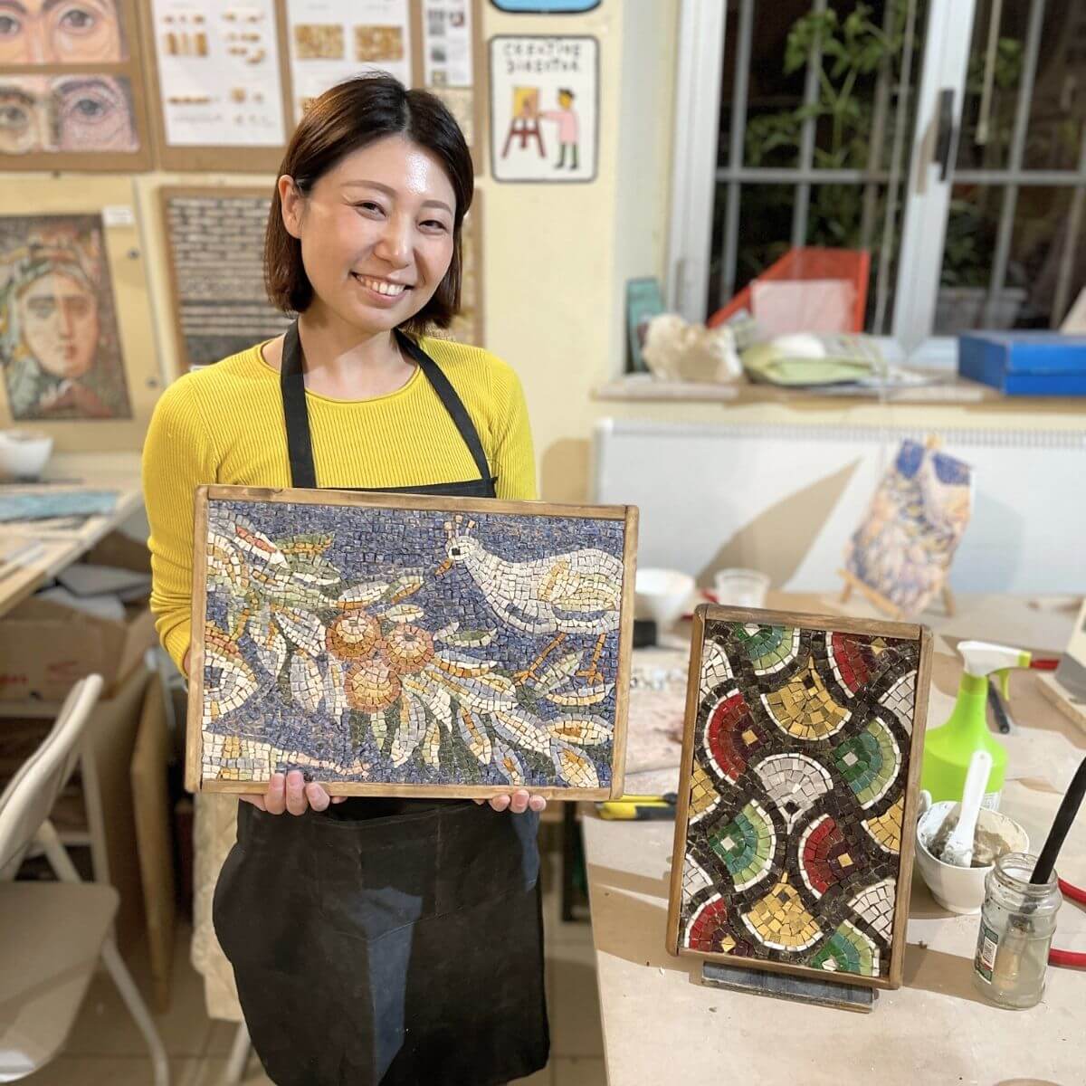 Studentessa con le sue opere di micromosaico romano a conclusione del corso intensivo micro mosaico della scuola In tessere