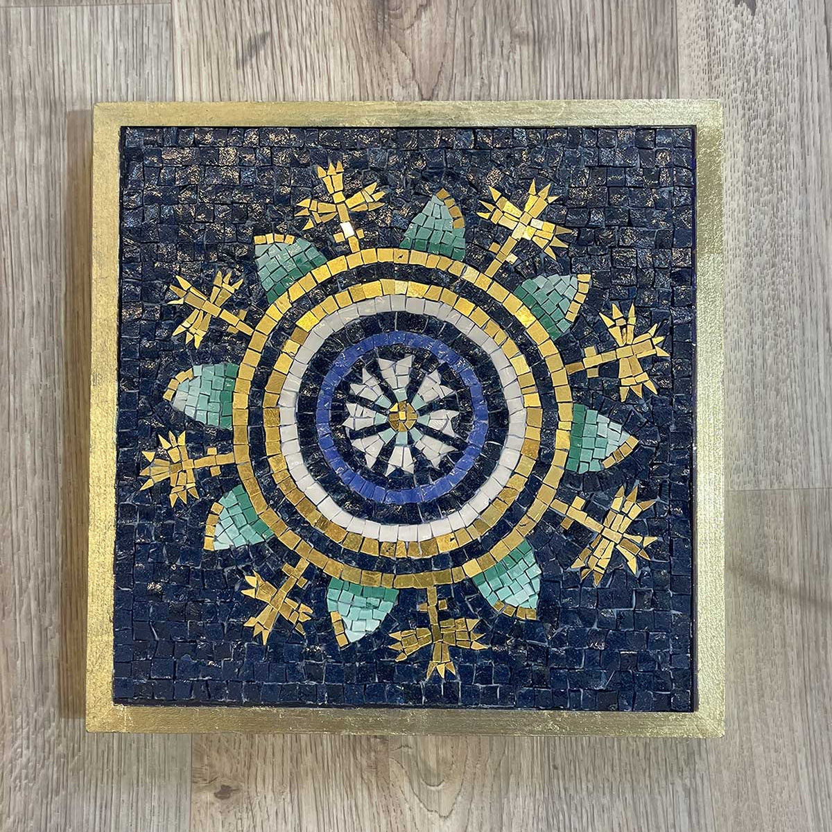 Mosaico realizzato con tessere in vetro e oro 324 carati rappresentante la Stella di Ravenna a San Vitale