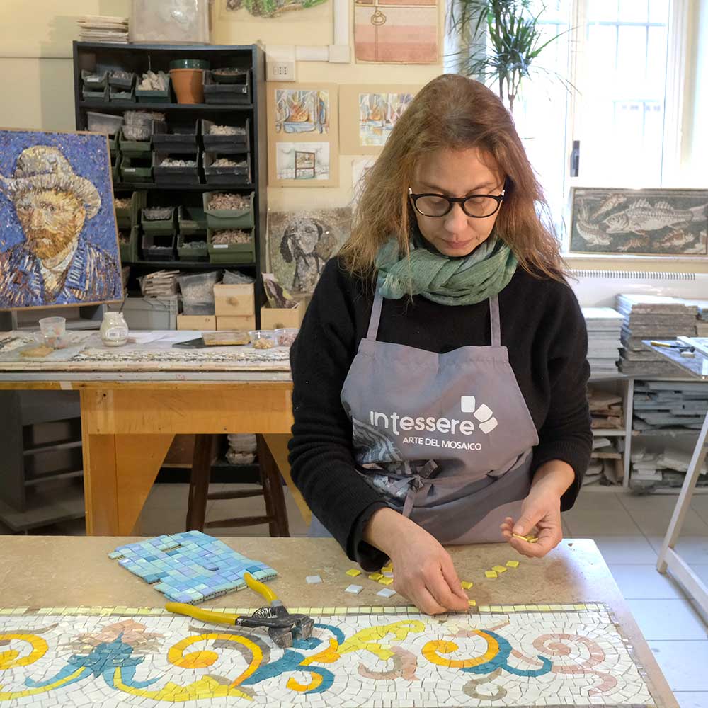 Studentessa scuola per mosaicisti mentre lavora ad un mosaico