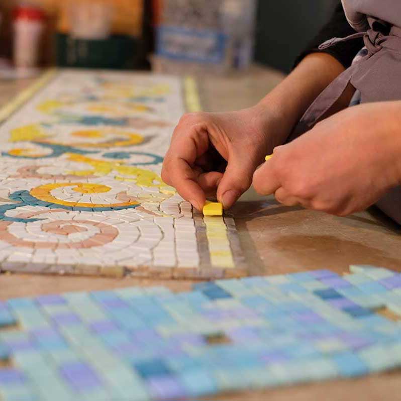 Mosaico industriale dettaglio di lavorazione della scuola per mosaicisti