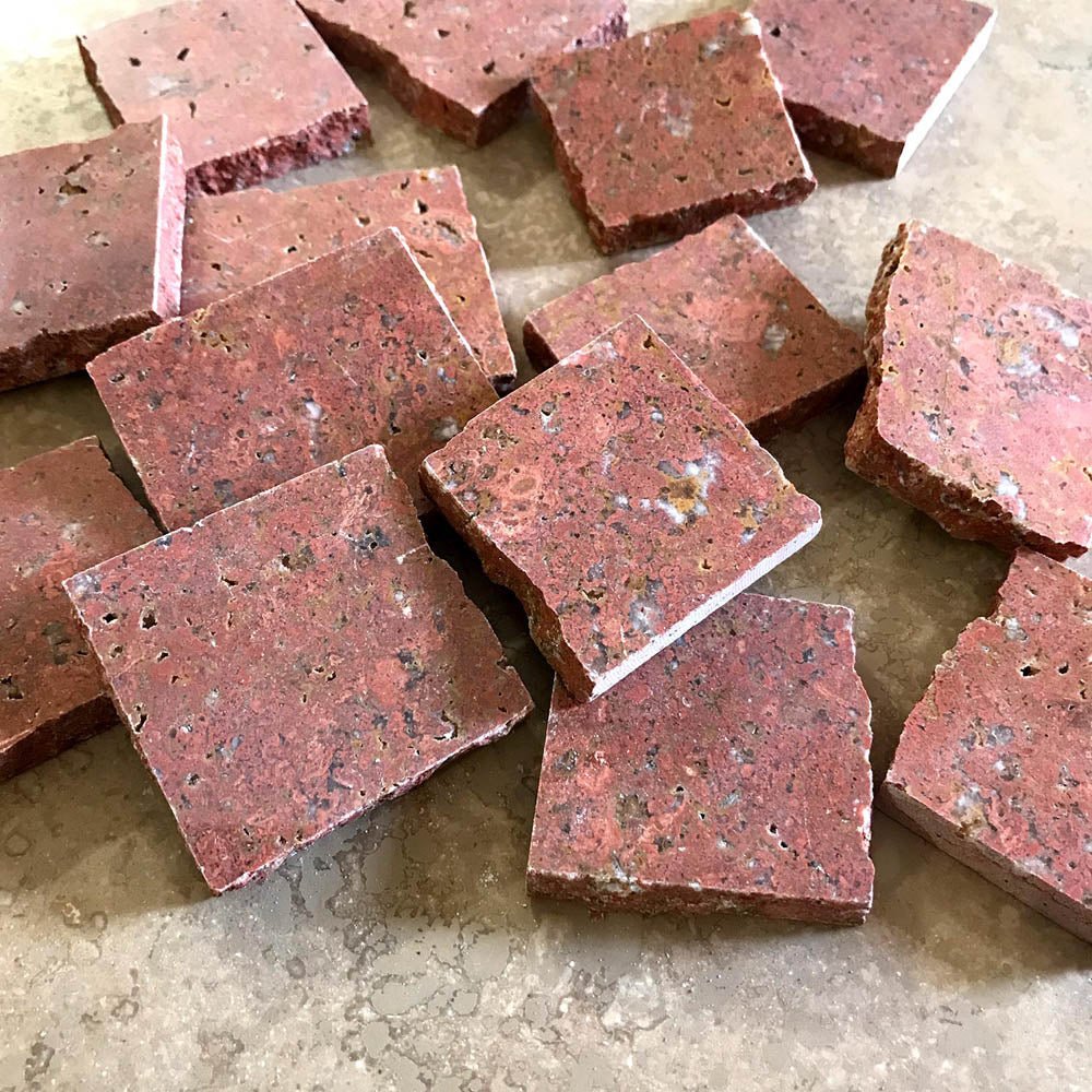 Lastre quadrate di marmo travertino rosso