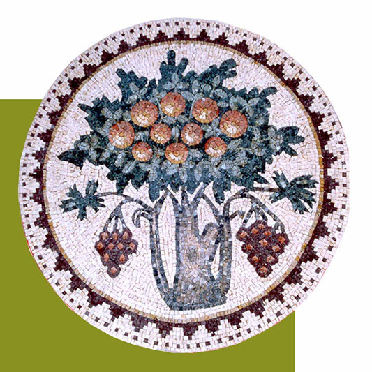 Foto del piano di un tavolo rotondo con piano composto da un mosiaco. Il mosaico raffigura un albero da frutto con fiori rotondi arancioni e foglie verdi