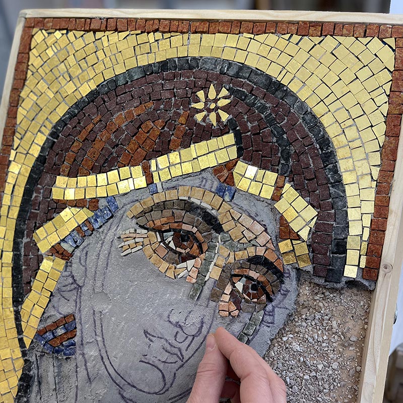 icona bizantina classica fatta a mosaico con tasseli oro