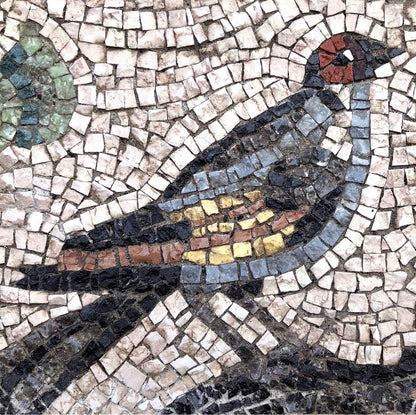 dettaglio di un cardellino costruito a mosaico