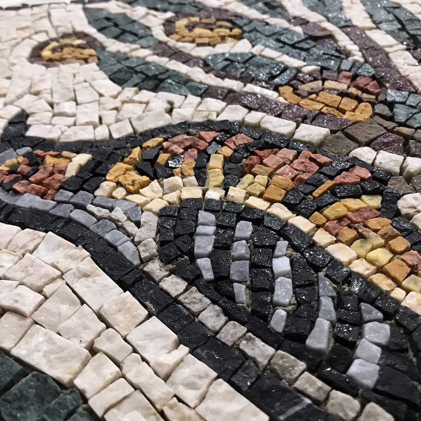 dettaglio mosaico riproduzione di una pernice colorata