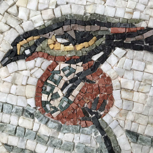 dettaglio mosaico fatto con kit mosaico fai da te in marmo uccellino